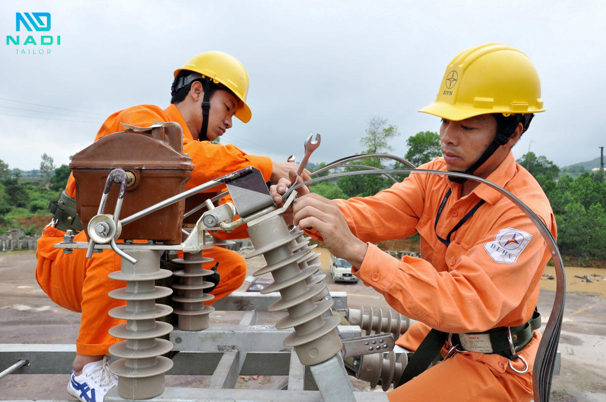 Các công ty điện lực thường lựa chọn áo đồng phục màu cam cho nhân viên